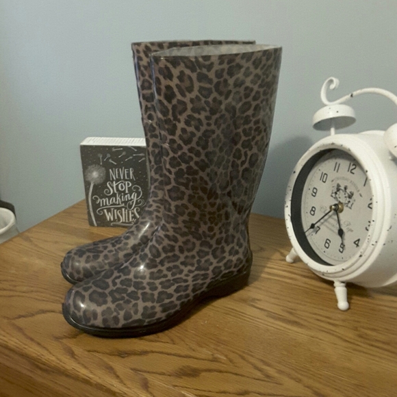 Leapord Rain Boots - Picture 2 of 8